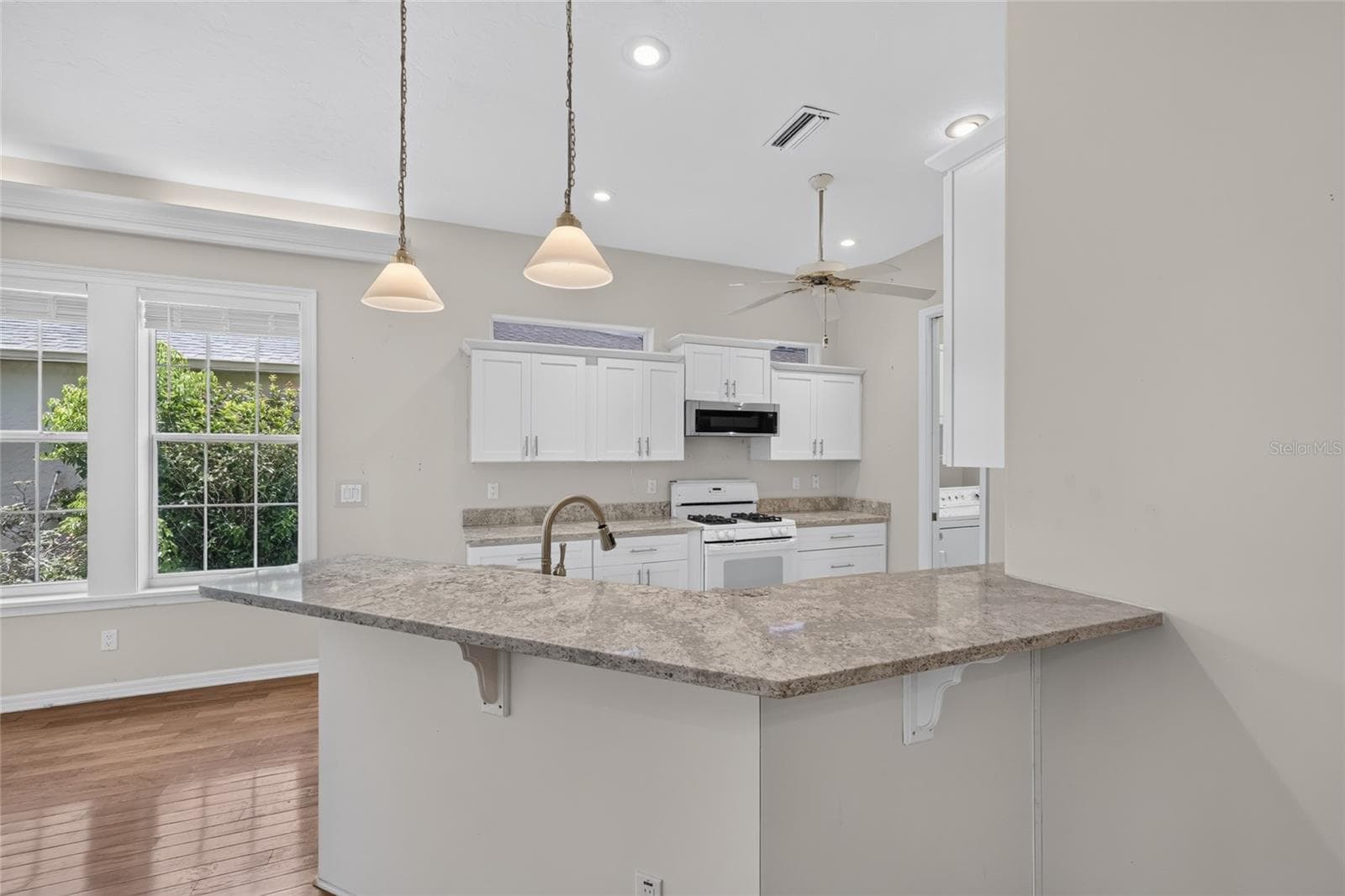 Kitchen w/ Breakfast Bar - 4588 NE 4TH ST, OCALA