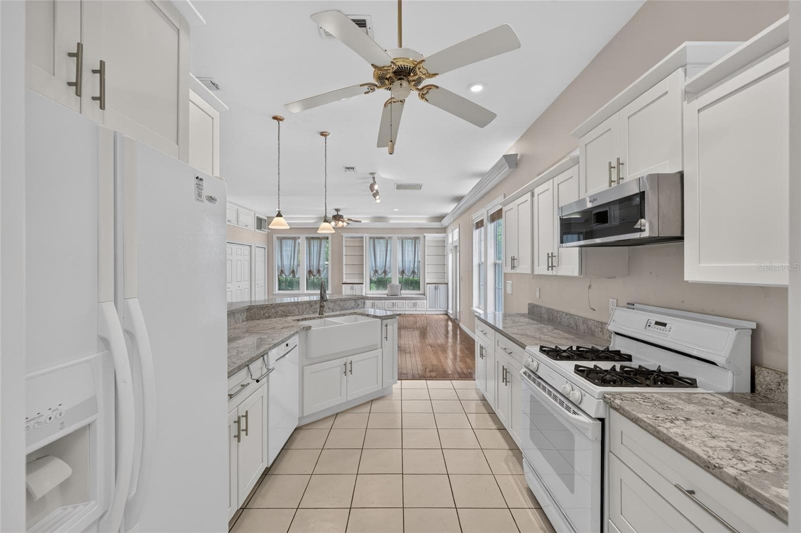 Kitchen w/ All Appliances Included - 4588 NE 4TH ST, OCALA