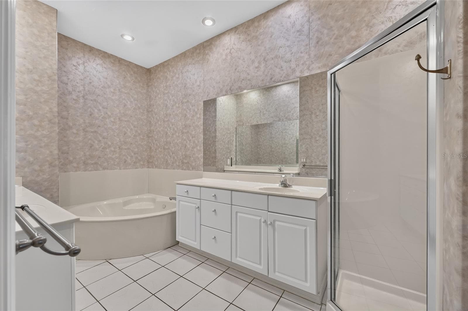 Master Bathroom w/ Dual Vanities, Jetted Tub & Shower - 4588 NE 4TH ST, OCALA