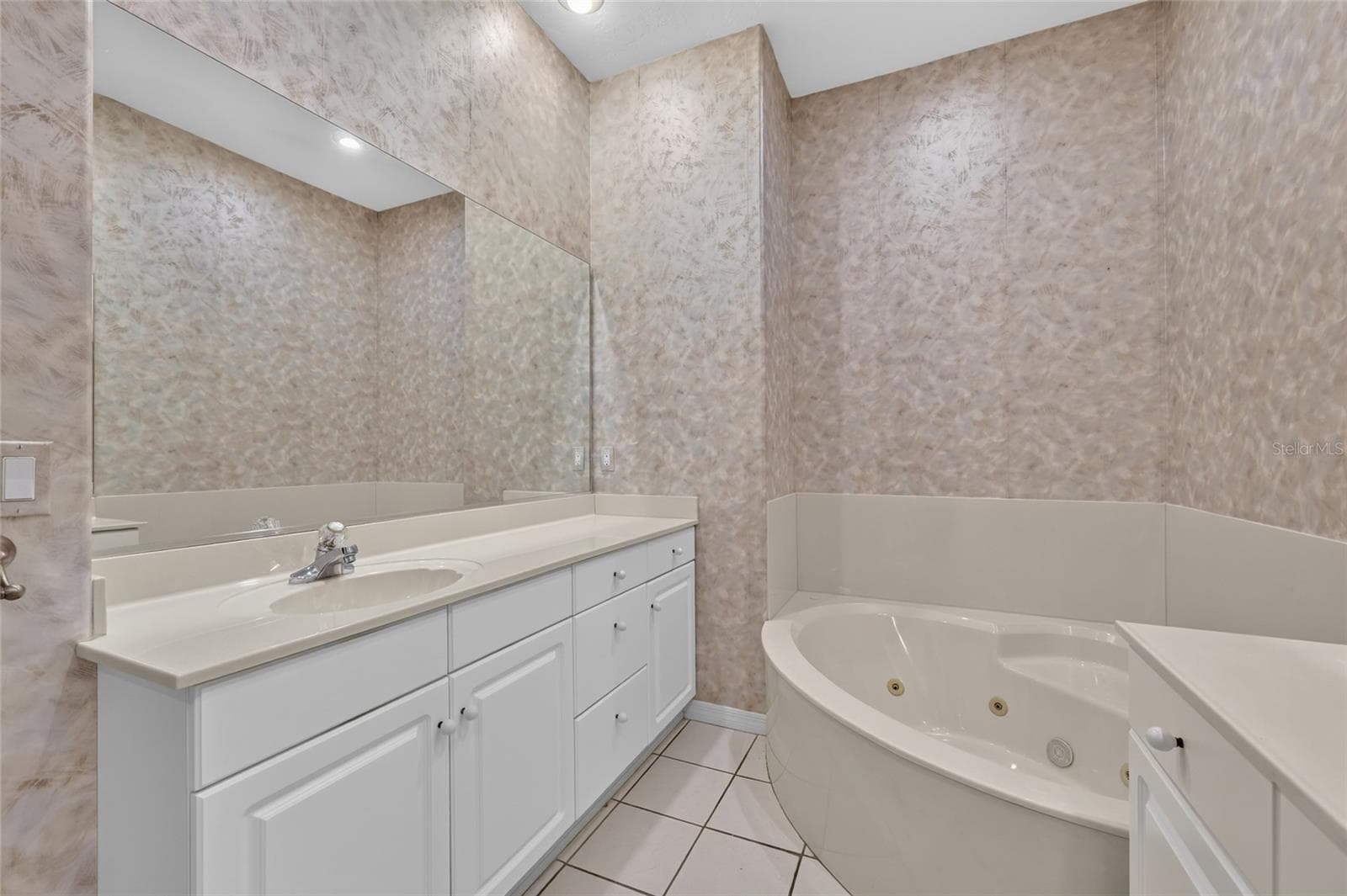 Master Bathroom w/ Dual Vanities, Jetted Tub & Shower - 4588 NE 4TH ST, OCALA