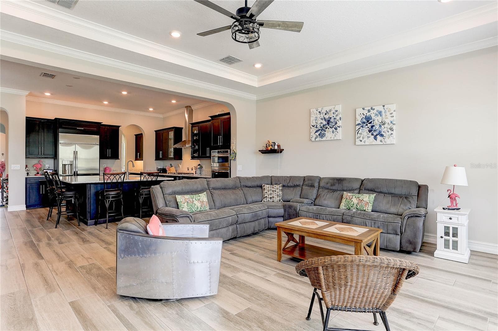 Family room and kitchen - 18014 WOODLAND VIEW DR, LUTZ