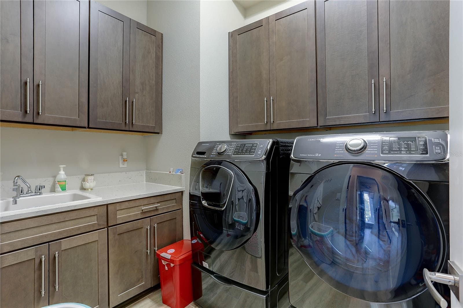 Laundry, cabinets, sink, storage closet - 18014 WOODLAND VIEW DR, LUTZ