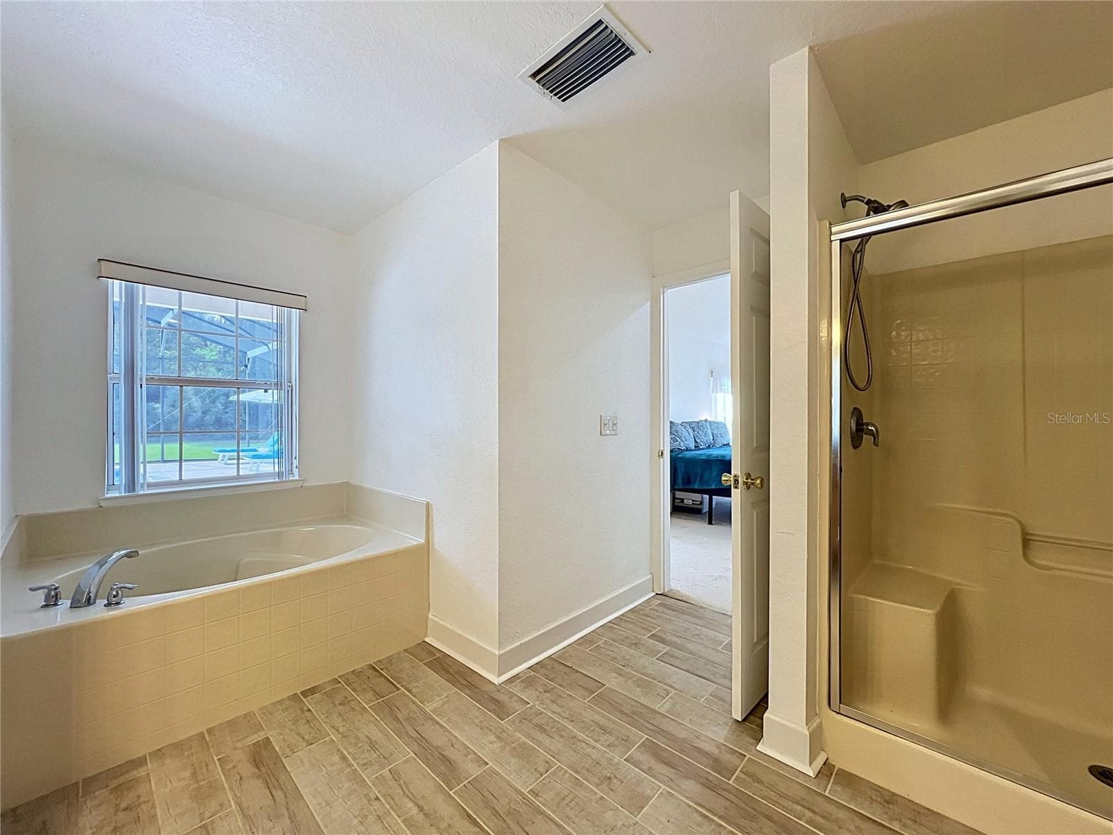 Mother-In-Law Suite Shower & Soaking Tub - 2300 PINE MEADOWS PL, CHULUOTA