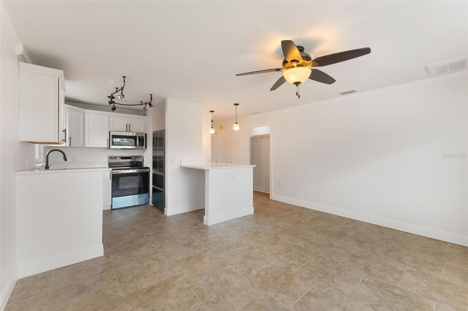 Duplex at 14036 MARGUERITE DR, MADEIRA BEACH, photo 3 of 36