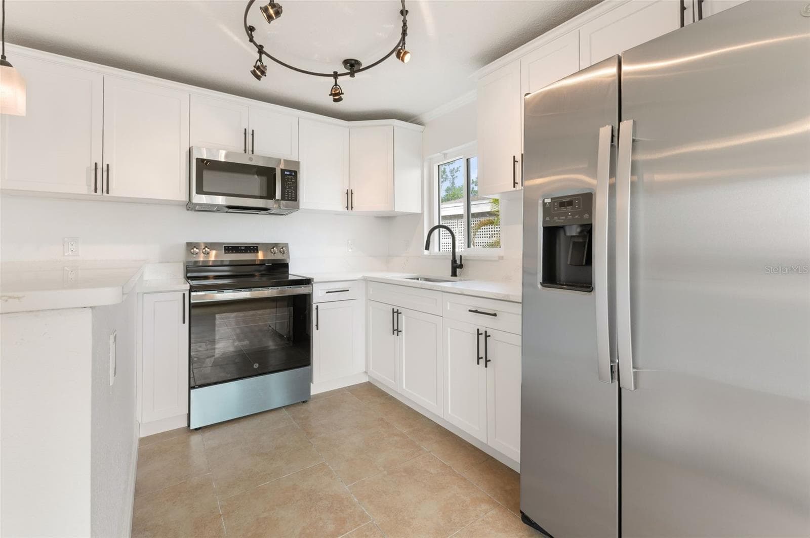 Duplex at 14036 MARGUERITE DR, MADEIRA BEACH, photo 17 of 36