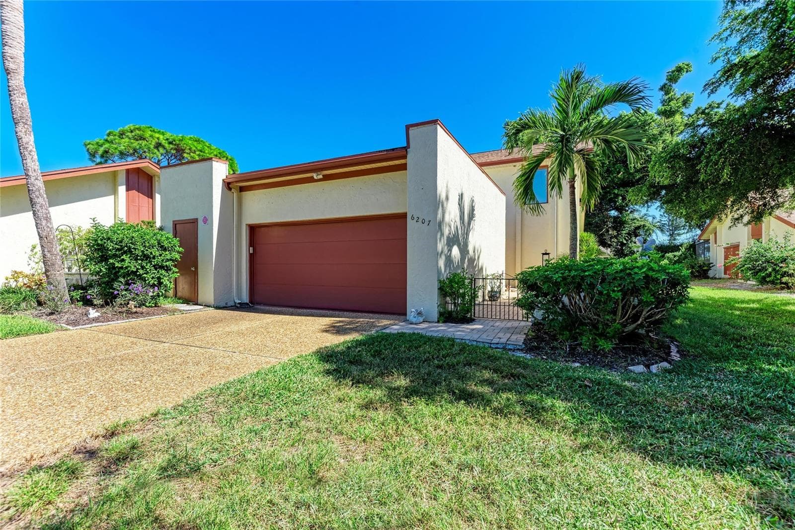 6207 COURTSIDE DR #23