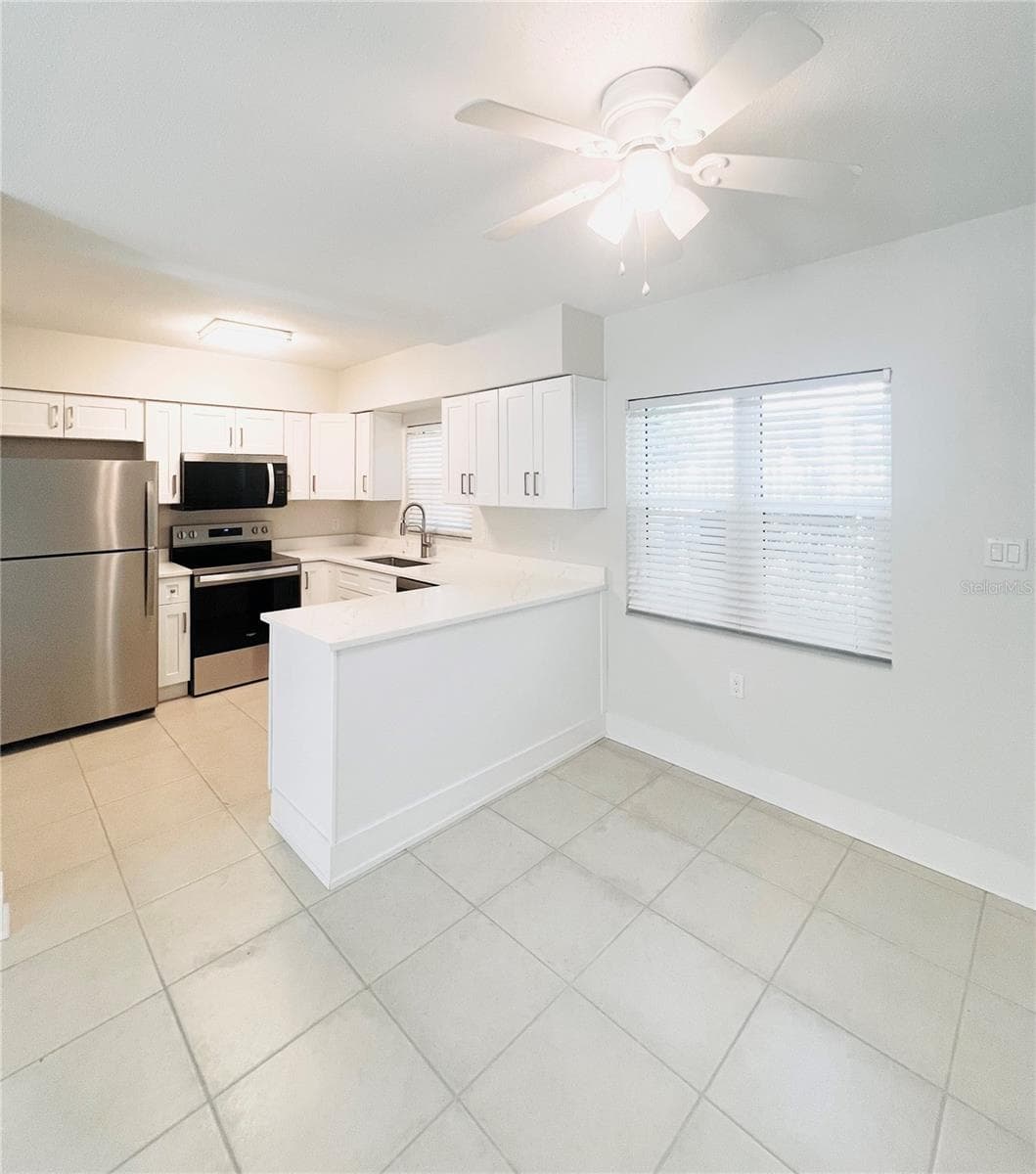 Kitchen and Breakfast Bar - 300 VENETIAN DR #3, CLEARWATER