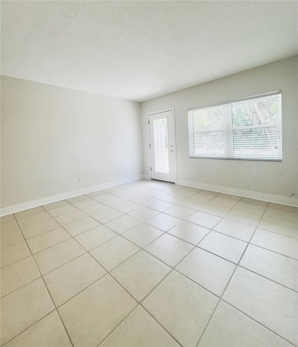 Living room - 300 VENETIAN DR #3, CLEARWATER