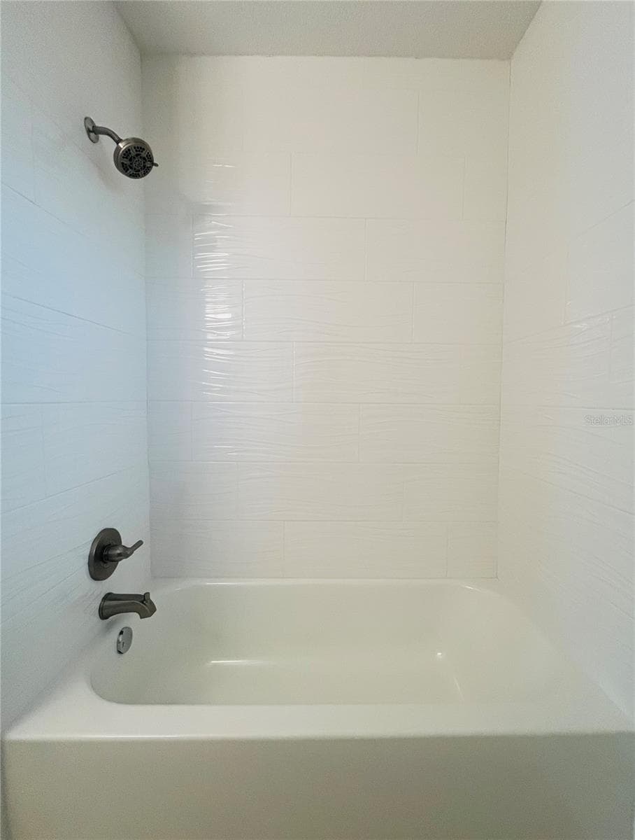 Shower and Tub - 300 VENETIAN DR #3, CLEARWATER