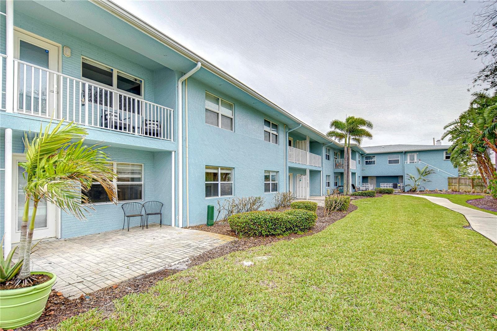 300 VENETIAN DR #2