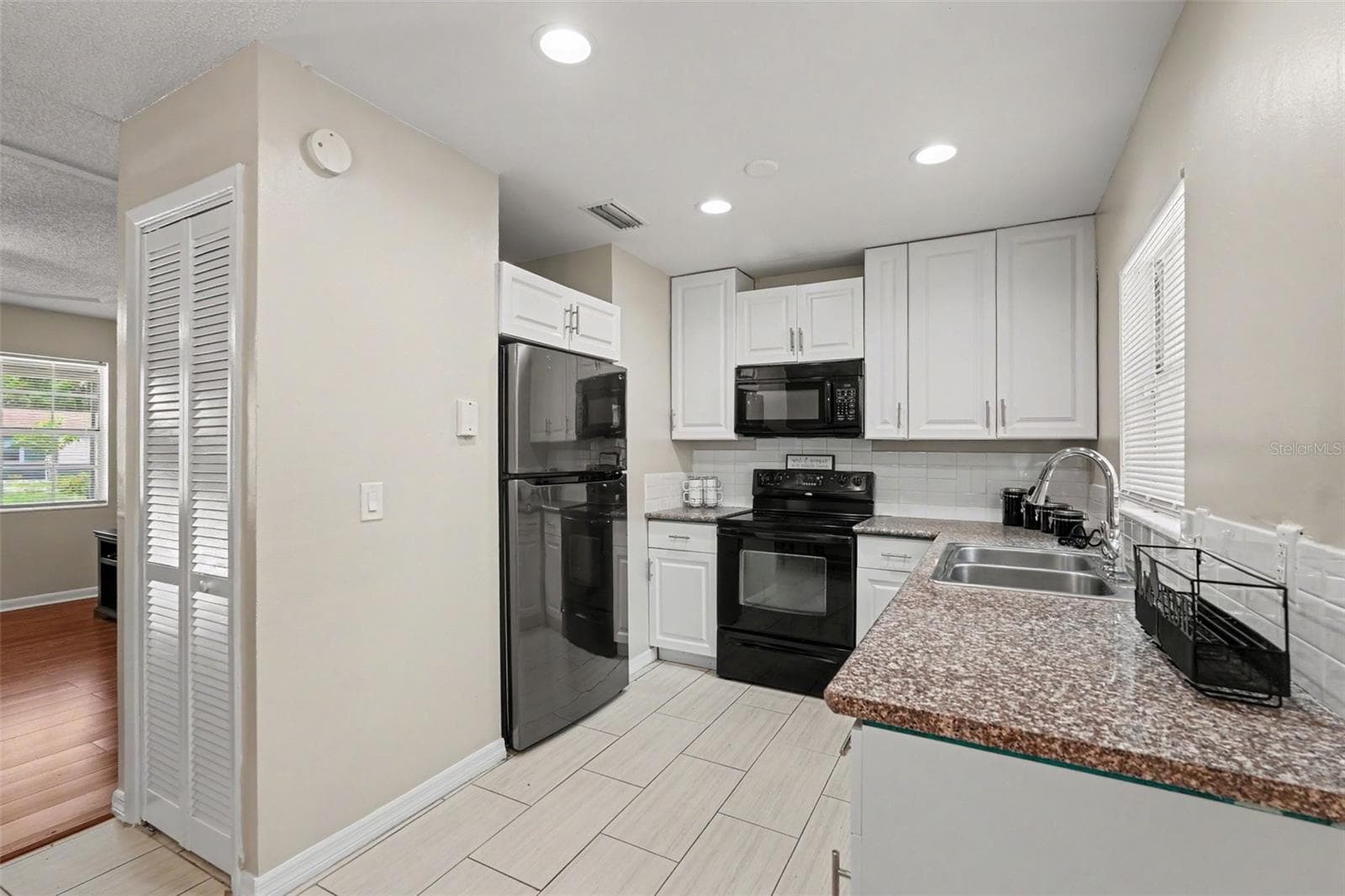 Single Family Residence at 4419 DOLPHIN DR, TAMPA, photo 3 of 25