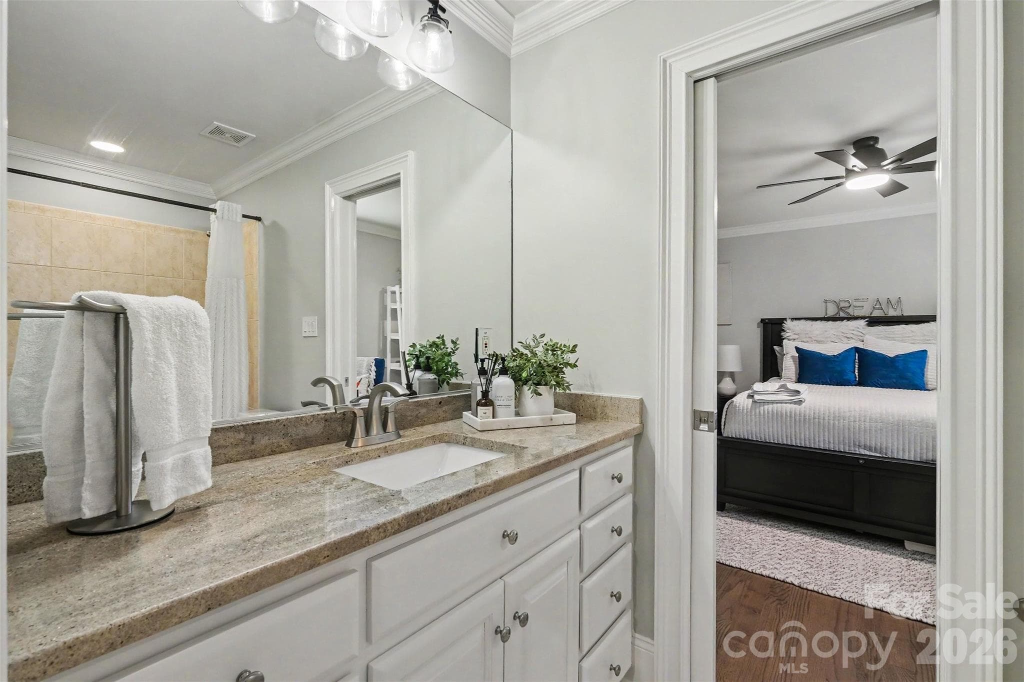 Jack and Jill Bathroom. - 109 Whiterock Drive, Mount Holly