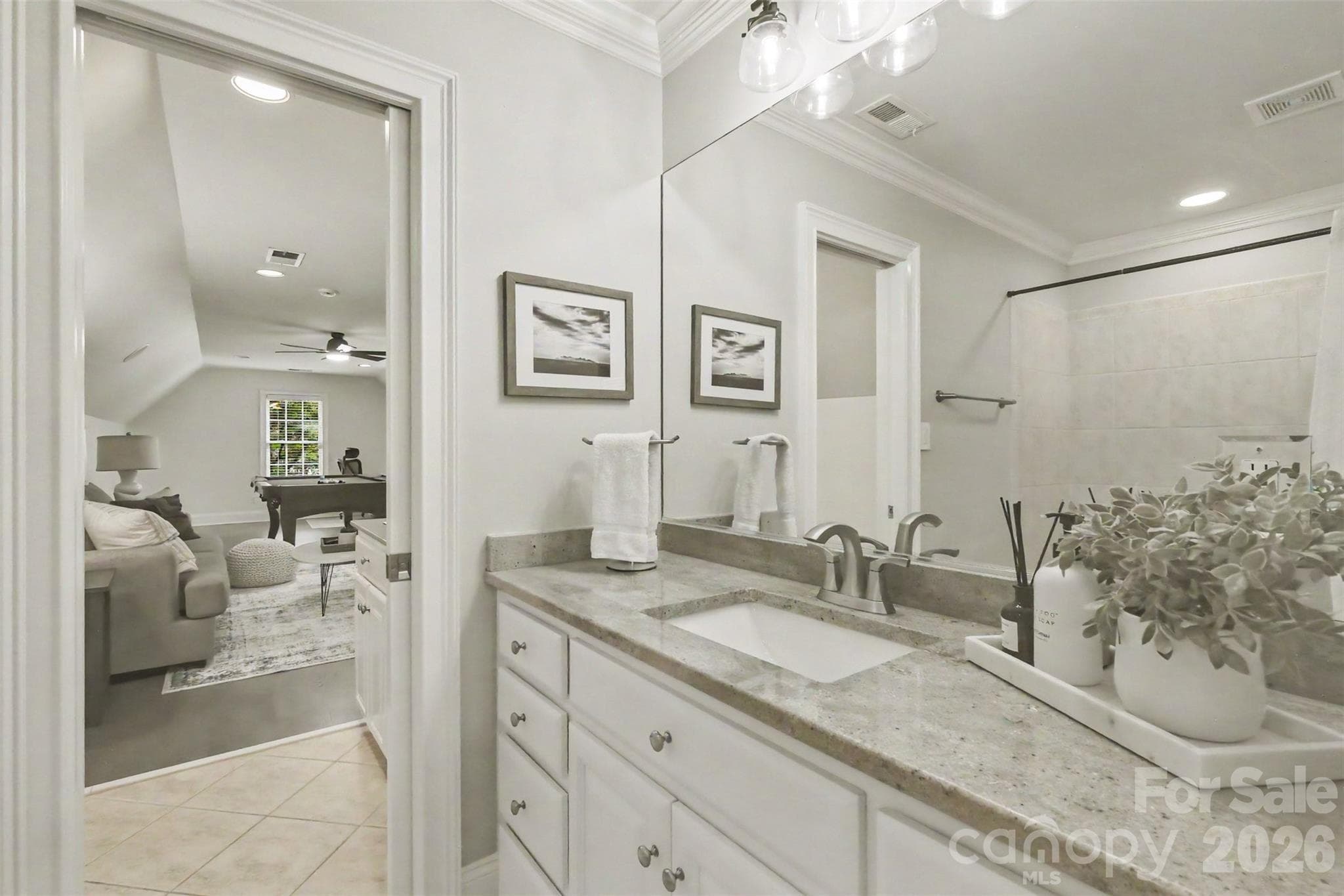 Jack and Jill Bathroom. - 109 Whiterock Drive, Mount Holly