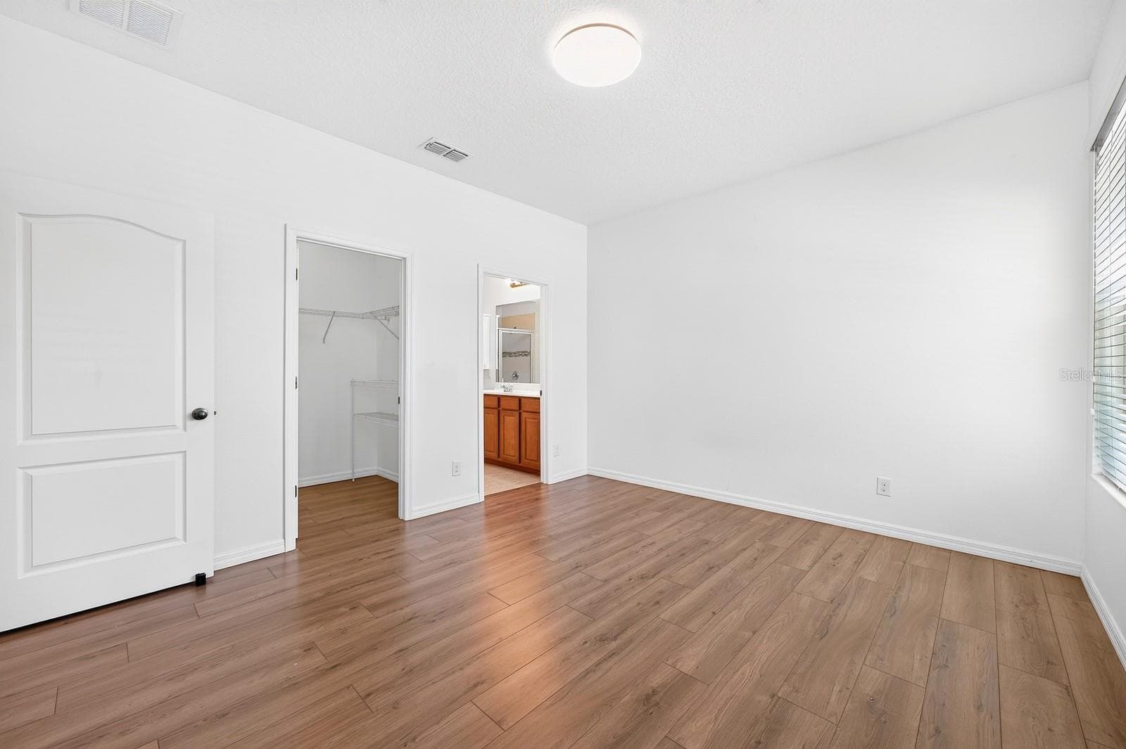 Main floor primary suite. - 11429 BROWNSTONE ST, WINDERMERE