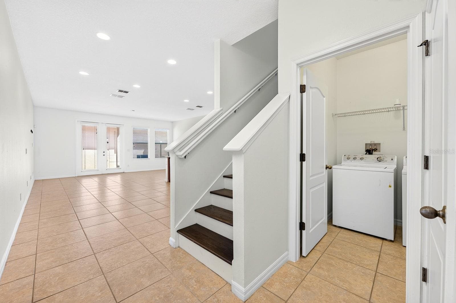 Split bedroom floor plan, in-unit laundry and a bright open concept living area. - 11429 BROWNSTONE ST, WINDERMERE
