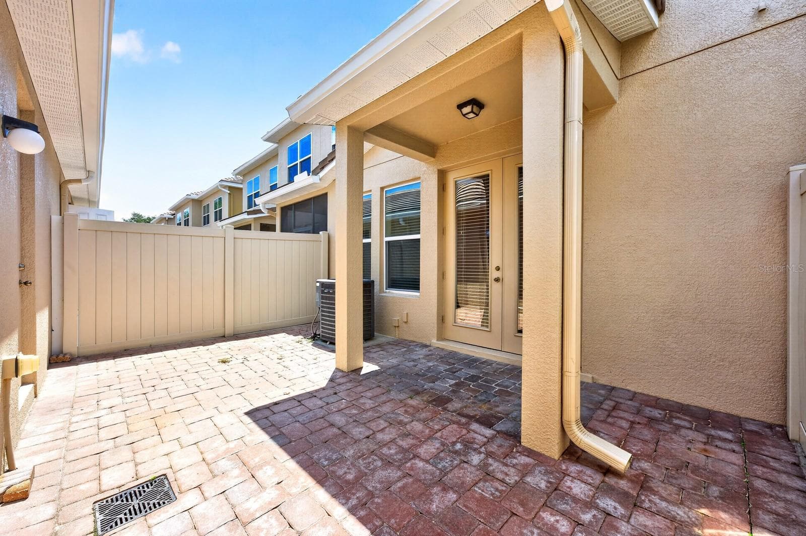 Private courtyard paver patio. - 11429 BROWNSTONE ST, WINDERMERE