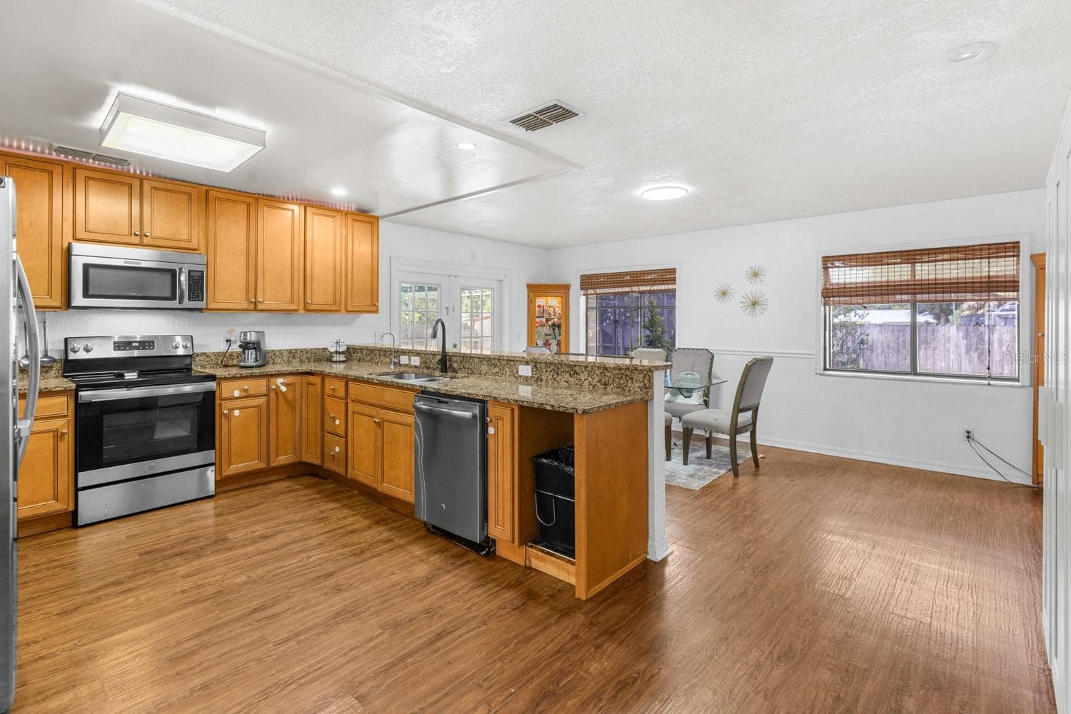 Main house kitchen with granite counters - 8243 PAMLICO ST, ORLANDO