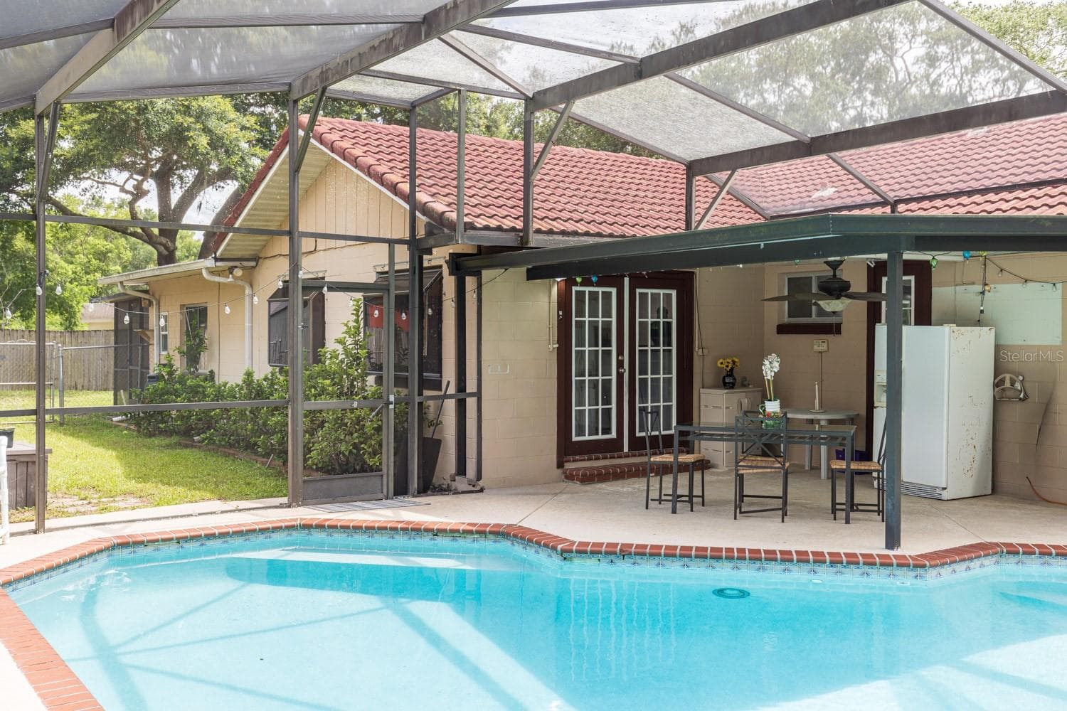 Sparkling pool and back patio - 8243 PAMLICO ST, ORLANDO