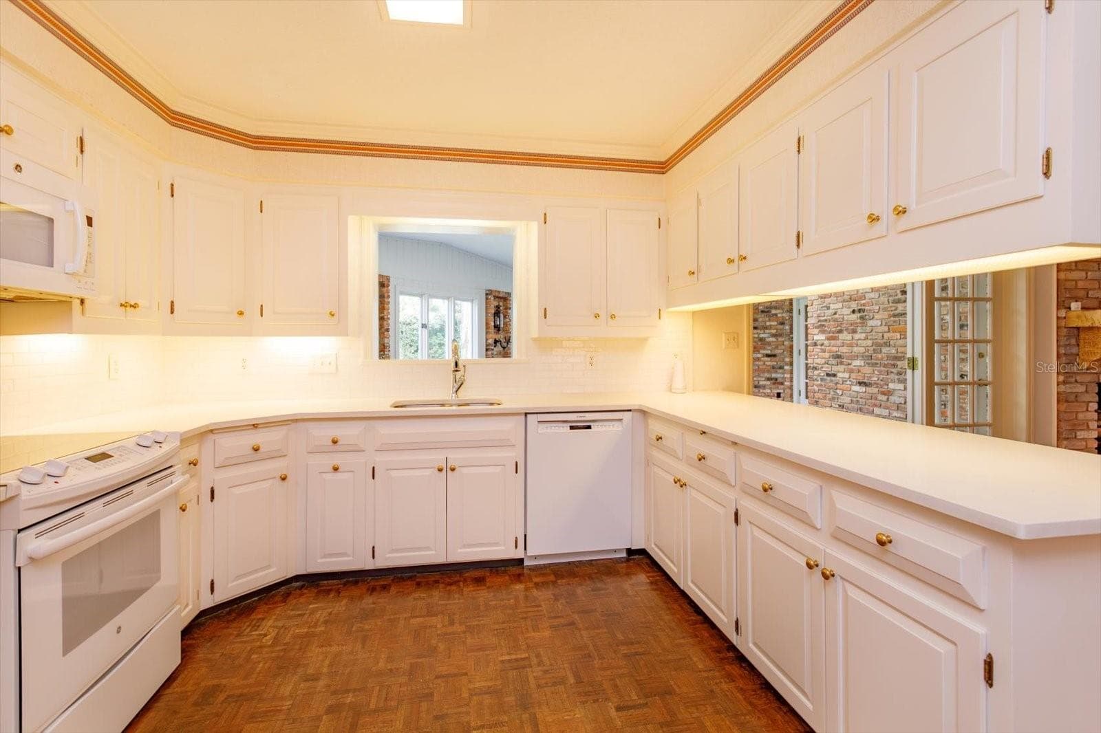Kitchen has lots of custom cabinet storage - 5019 GRAN LAC AVE, ORLANDO