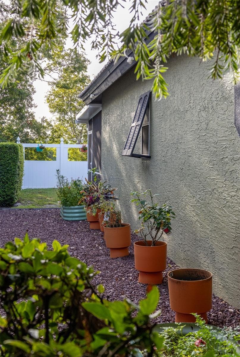 Garden Area at left side of home - 8027 SAINT ANDREWS WAY, MOUNT DORA
