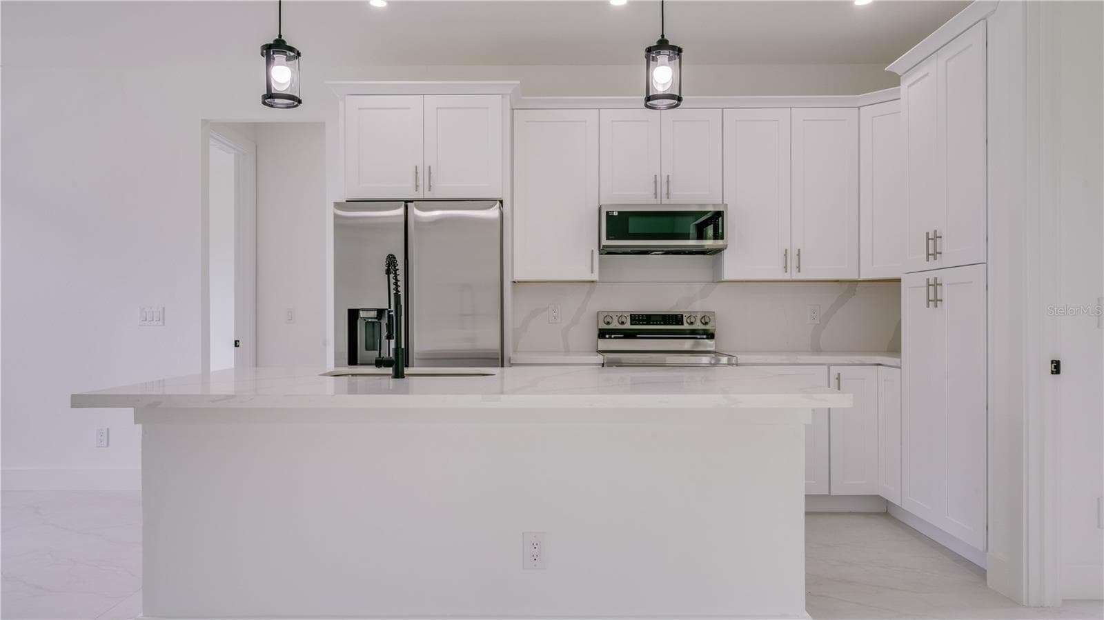 Beautiful quartz backsplash! - 2713 8TH ST W, LEHIGH ACRES