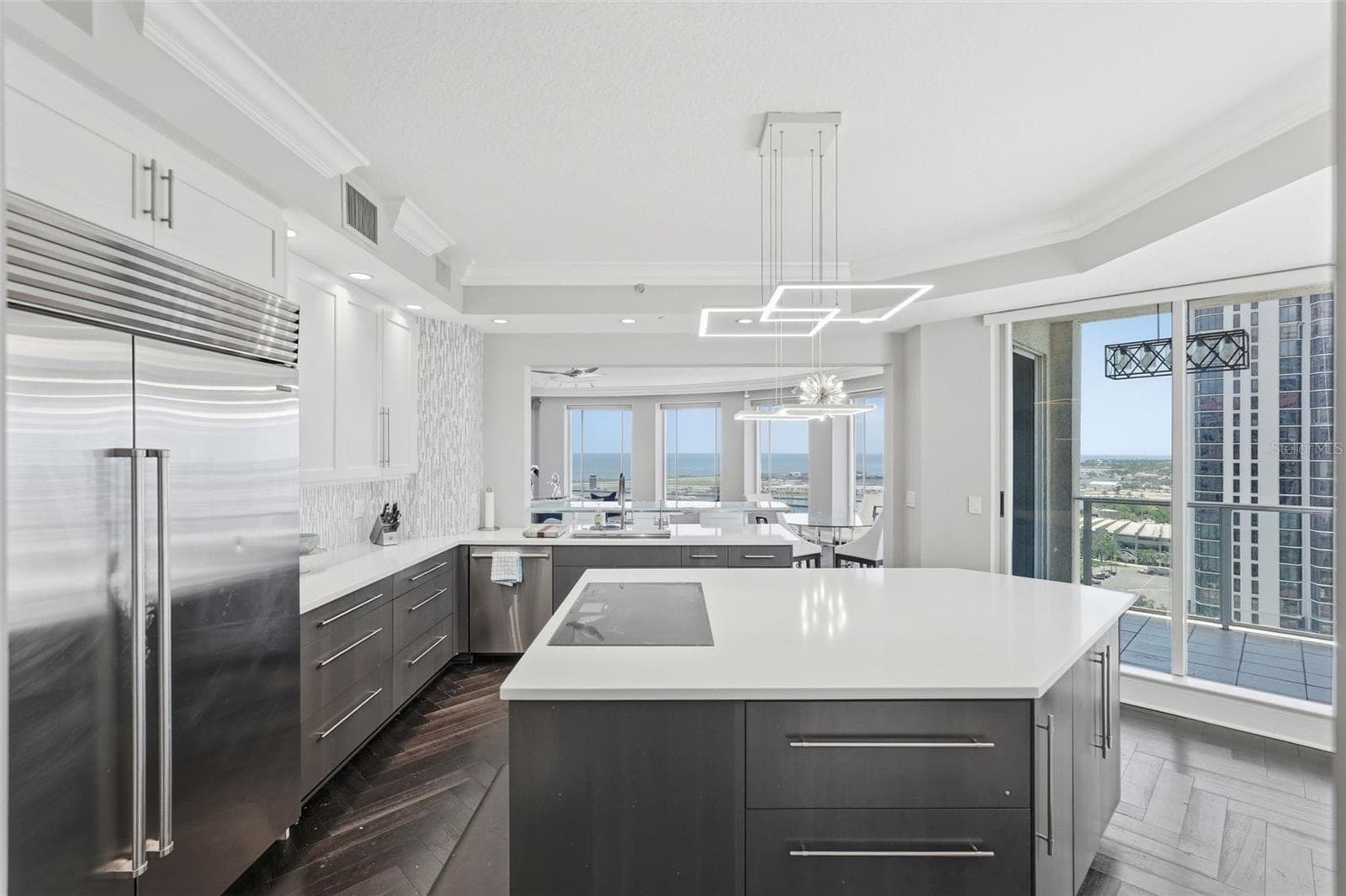Upgraded appliances and custom cabinetry - 100 BEACH DR NE #1900, ST PETERSBURG