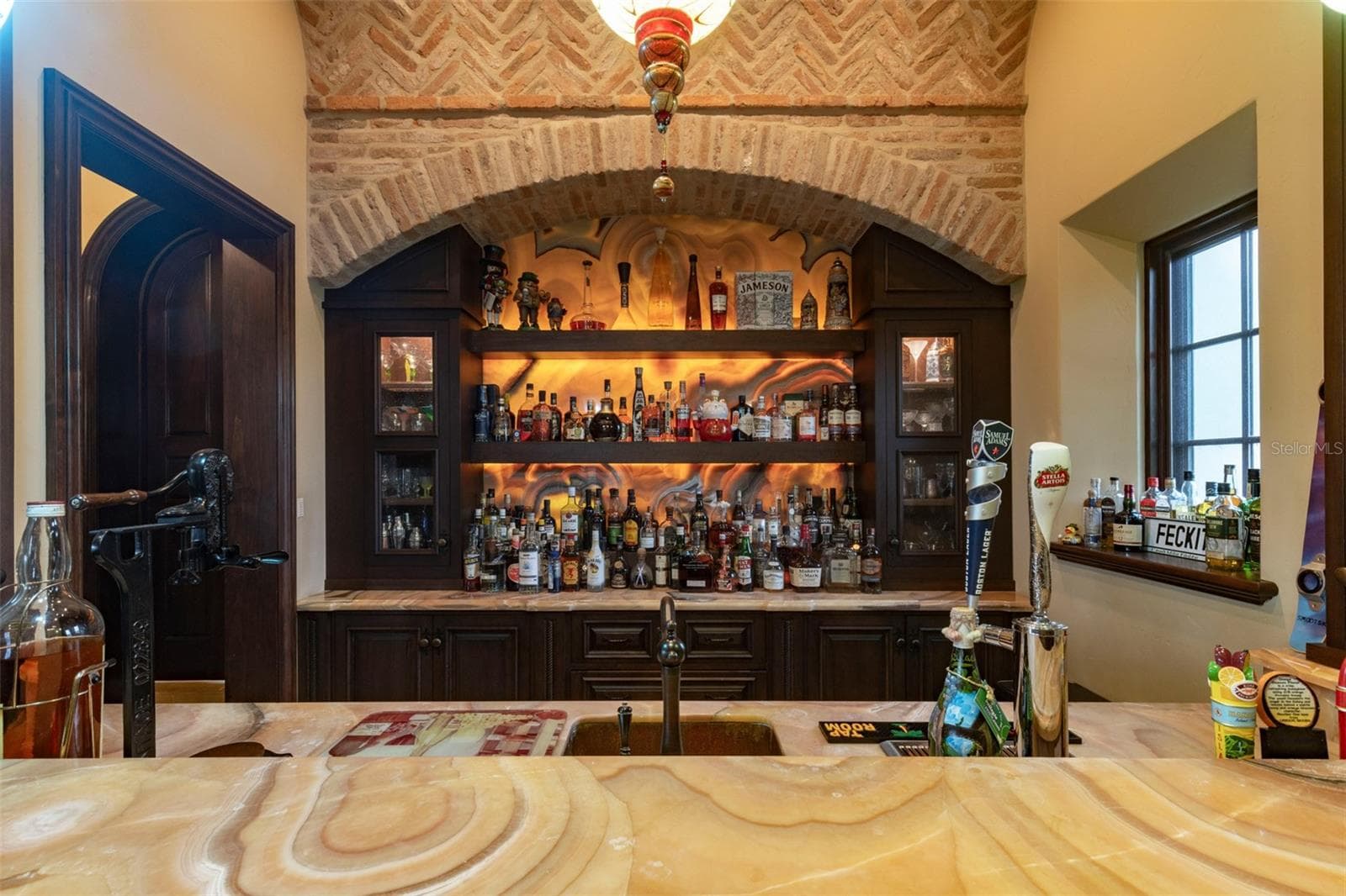 main level first floor bar - 6119 GROSVENOR SHORE DR, WINDERMERE