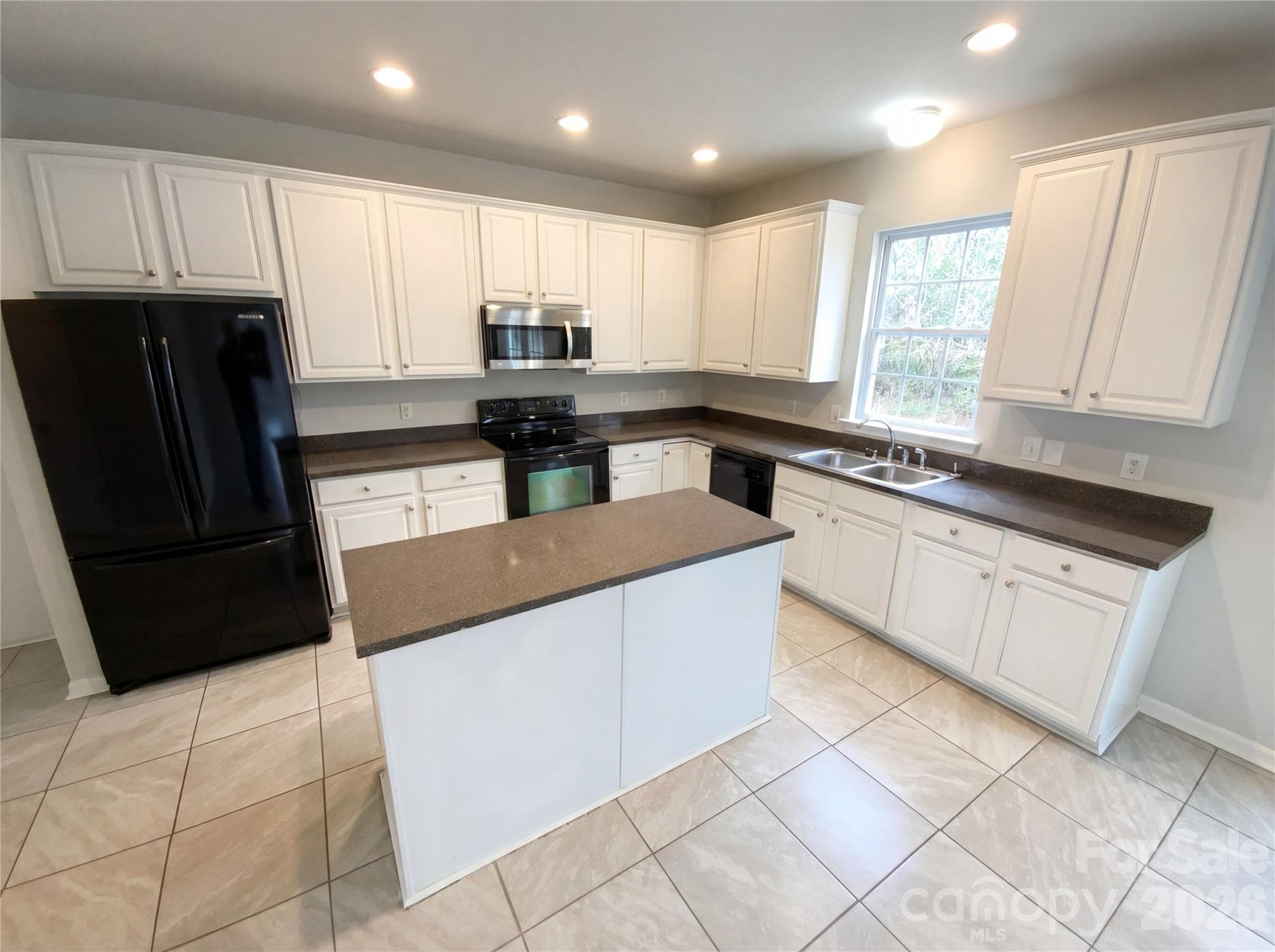 Single Family Residence at 138 Woodside Village Drive, Rock Hill, photo 8 of 17