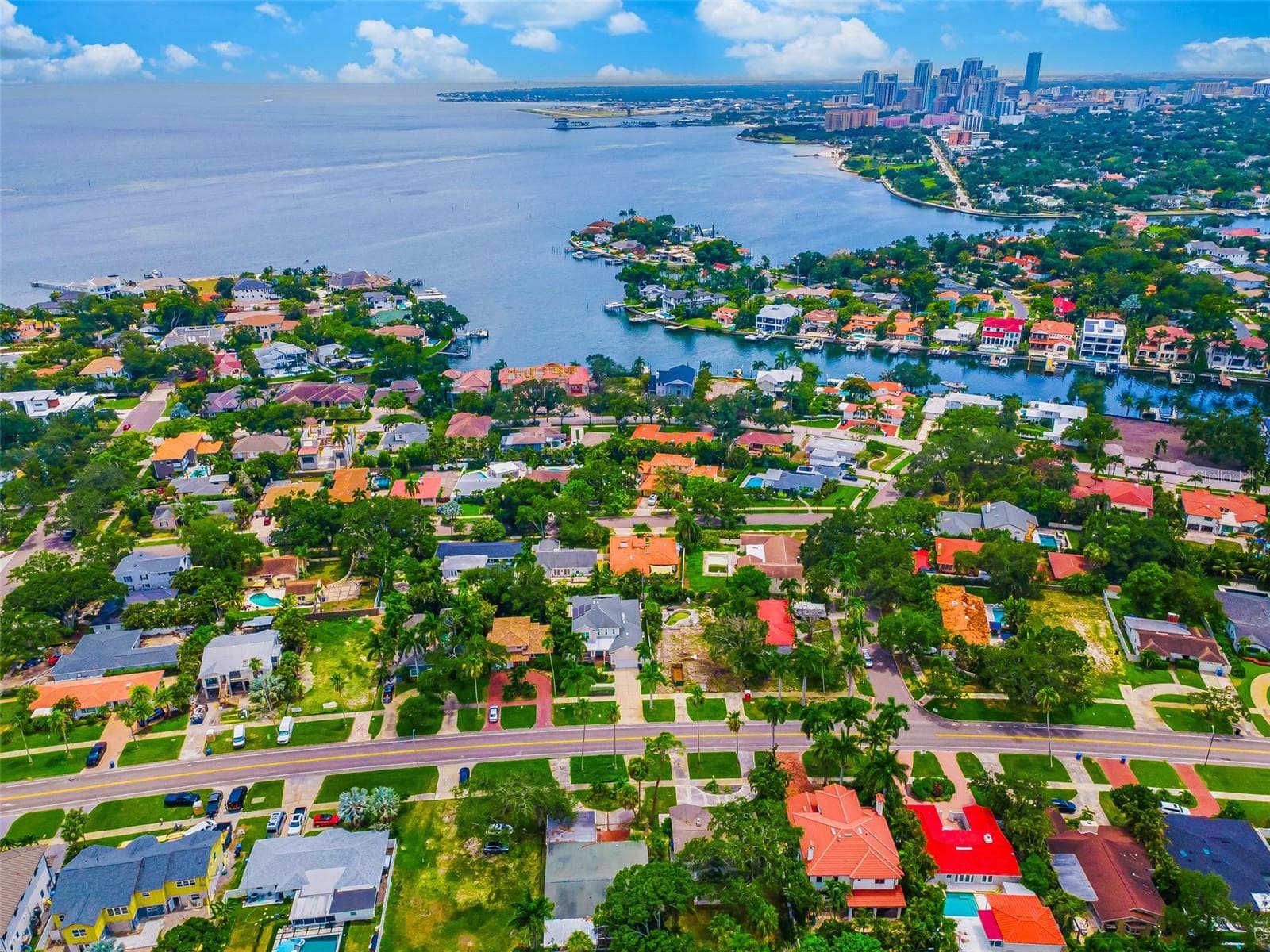 Located a very short distance to beautiful Downtown St. Pete - a perfect bike ride or golf cart ride away! - 910 SNELL ISLE BLVD NE, ST PETERSBURG