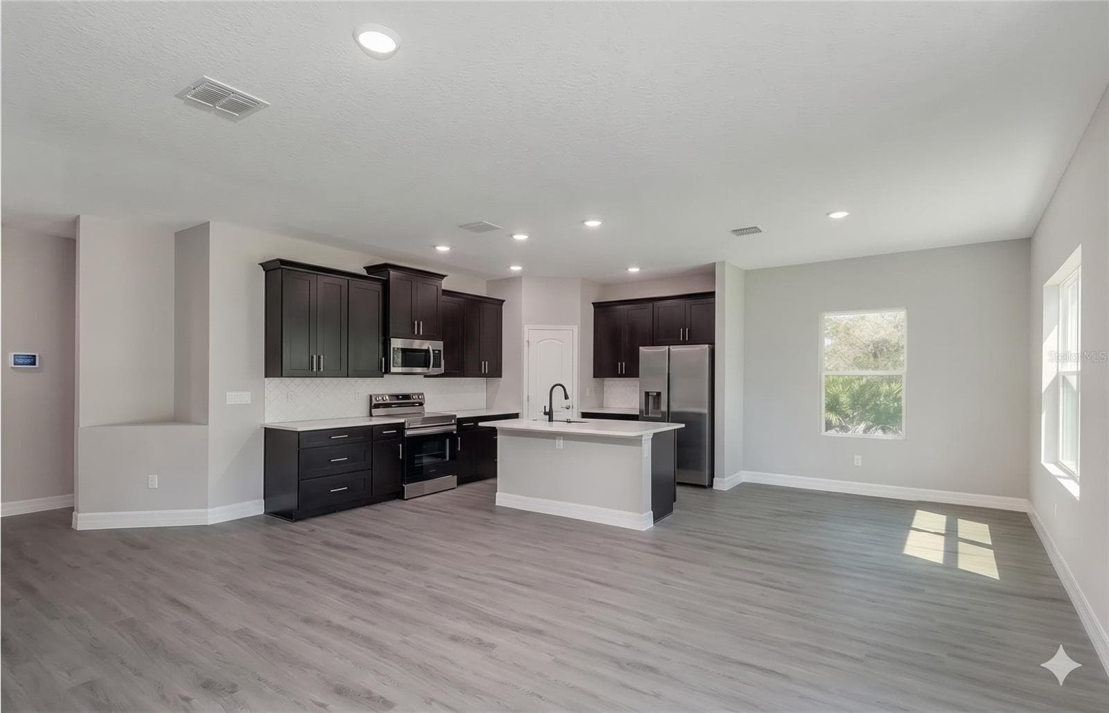 Single Family Residence at 2039 E NEWHAVEN ST, INVERNESS, photo 2 of 12