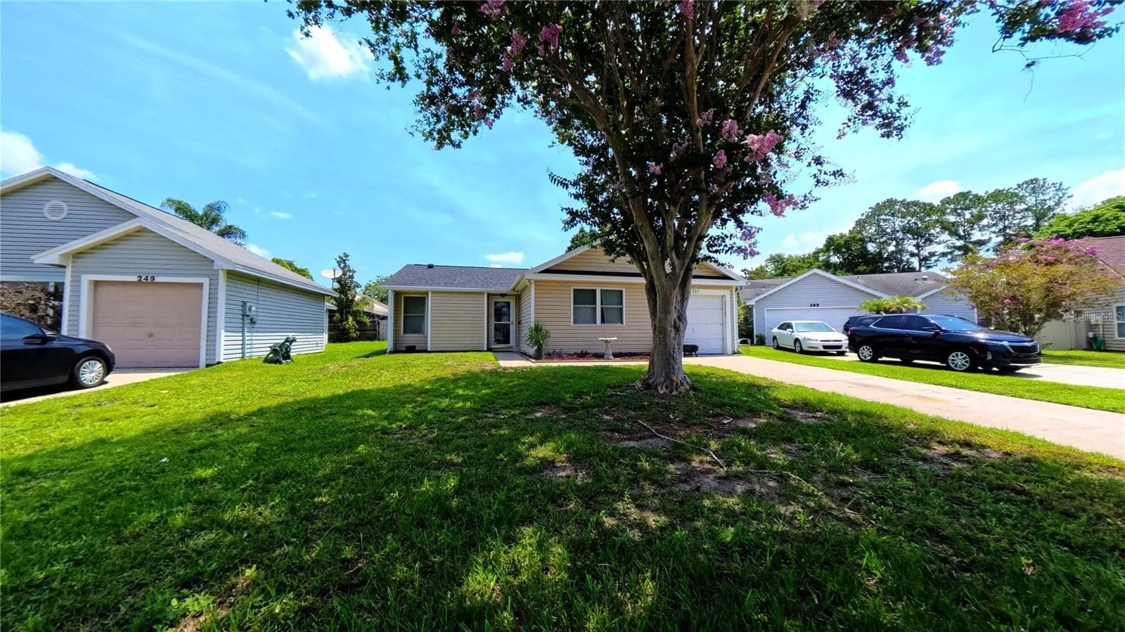 Front exterior framed by mature landscaping - 257 CLEMENS CT, ORLANDO