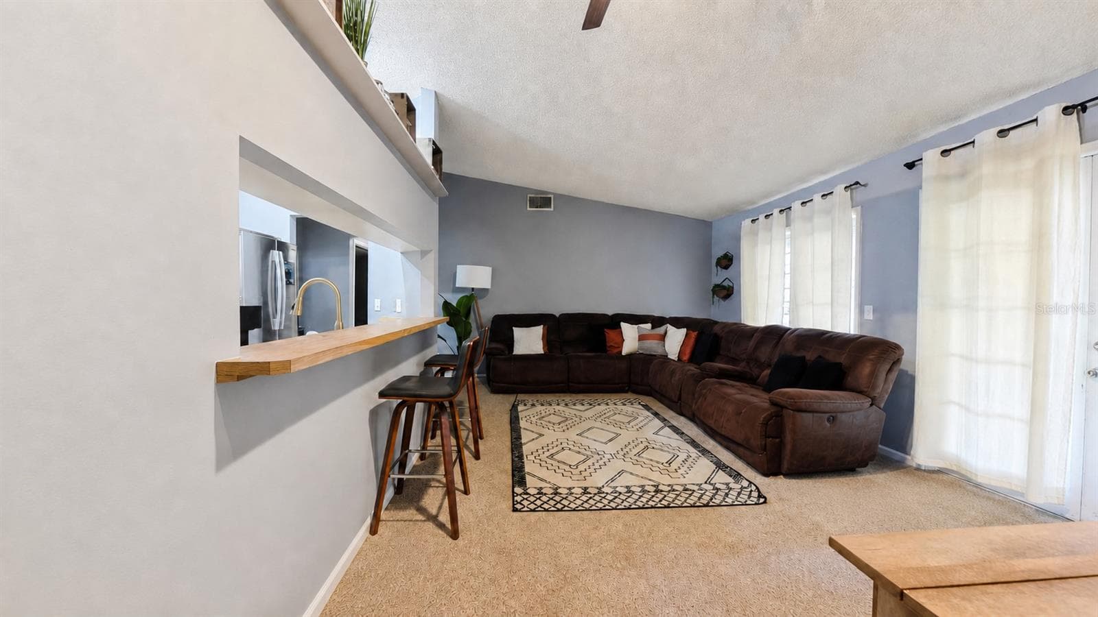 Breakfast bar pass-through between living area and kitchen - 257 CLEMENS CT, ORLANDO