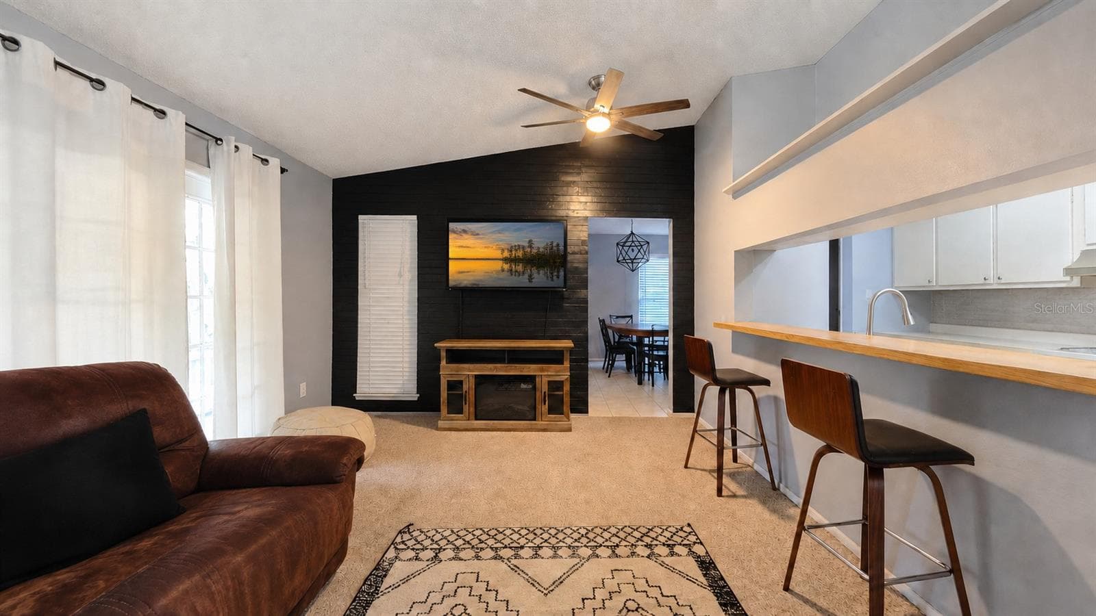 Living room with accent wall - 257 CLEMENS CT, ORLANDO