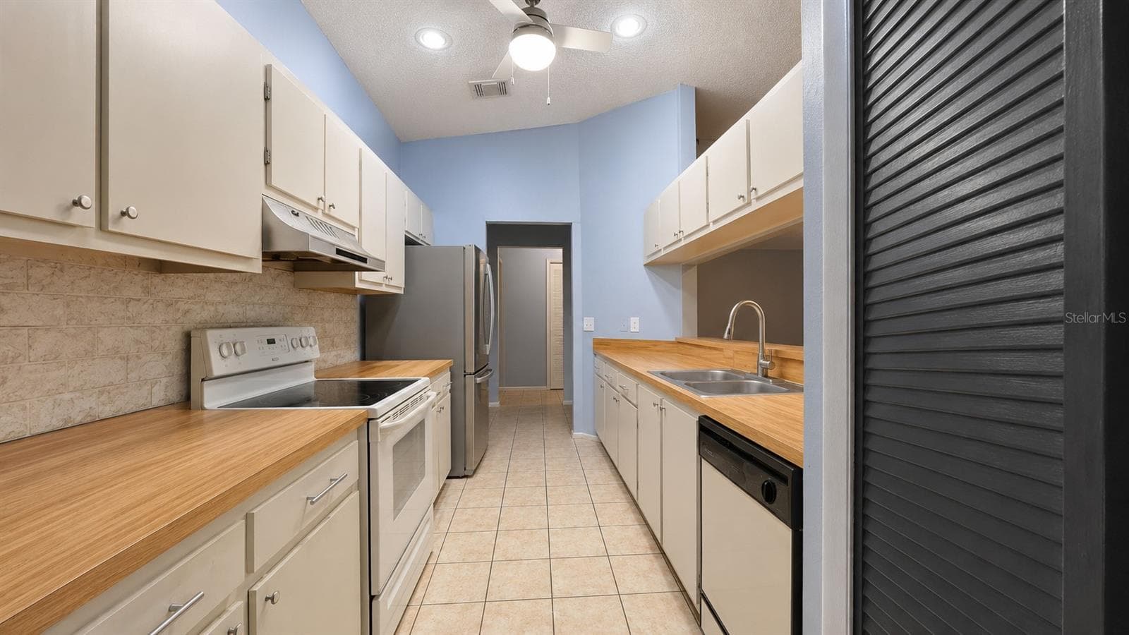 Kitchen view toward hallway - 257 CLEMENS CT, ORLANDO
