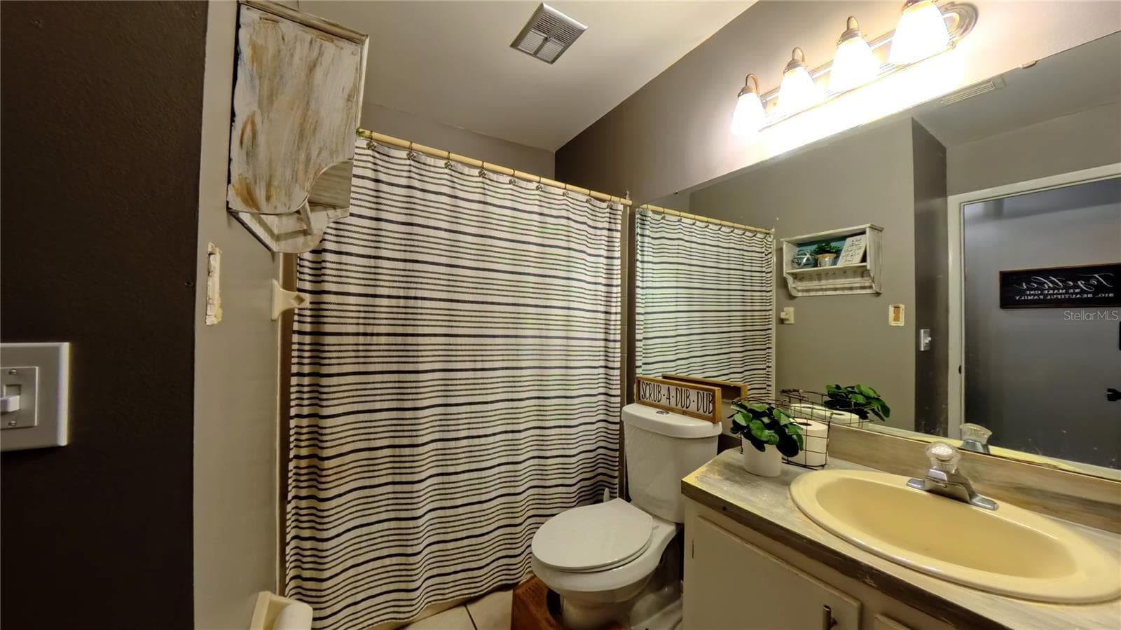 Primary bathroom vanity and tub/shower combo - 257 CLEMENS CT, ORLANDO