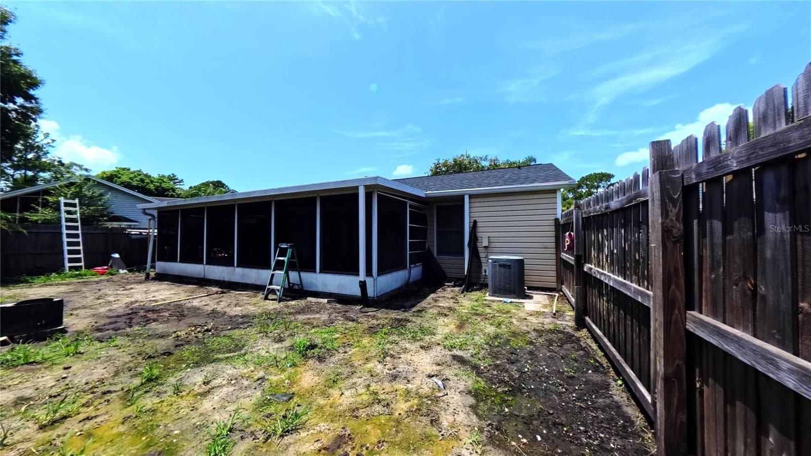 Rear exterior showing HVAC unit and fencing - 257 CLEMENS CT, ORLANDO