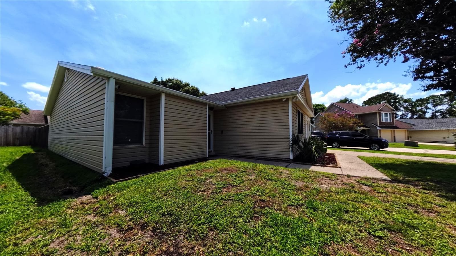 Front exterior, close view of entry door and garage - 257 CLEMENS CT, ORLANDO