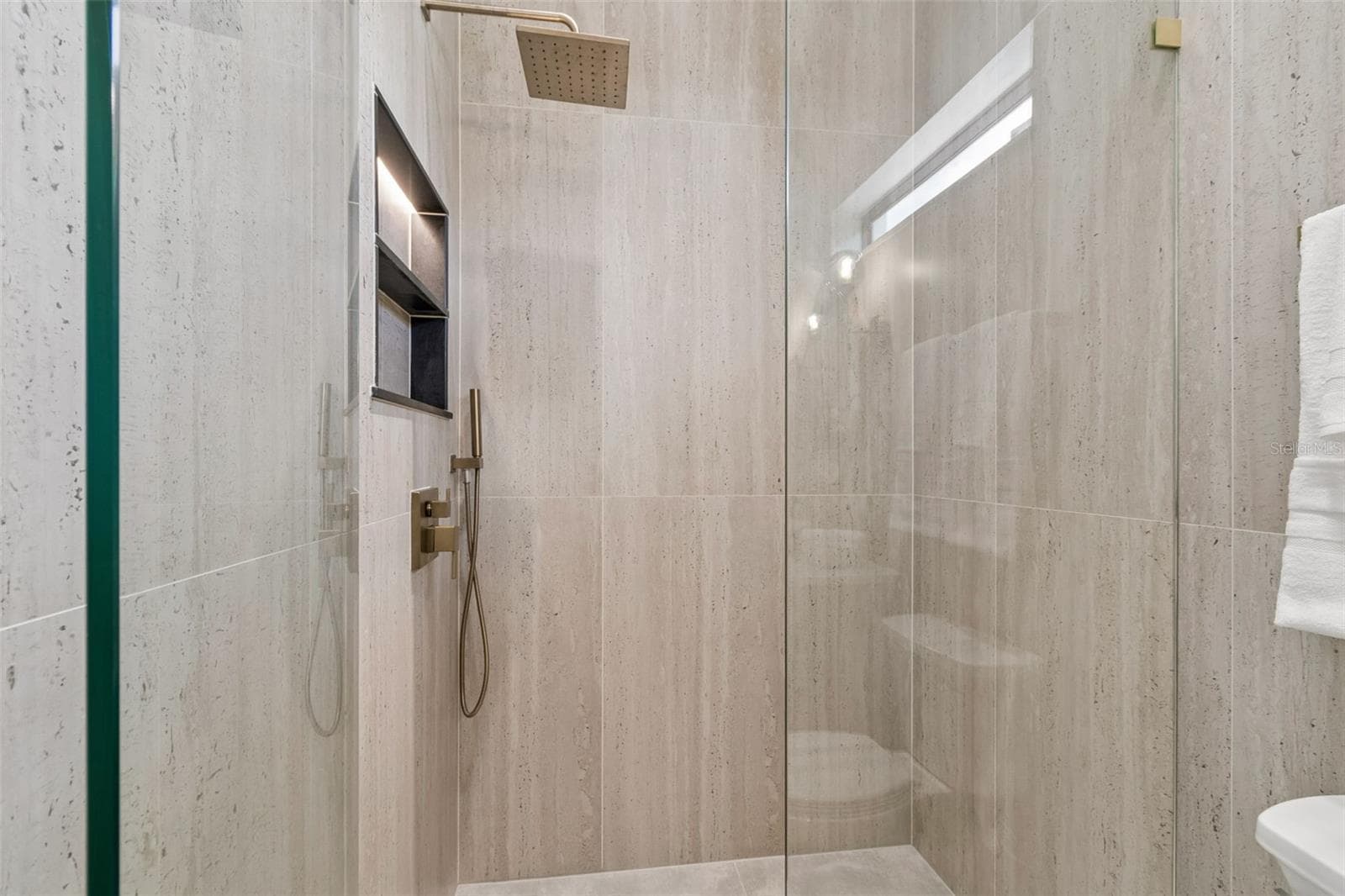 Second Master Bathroom - 19913 MOORGATE ST, ORLANDO