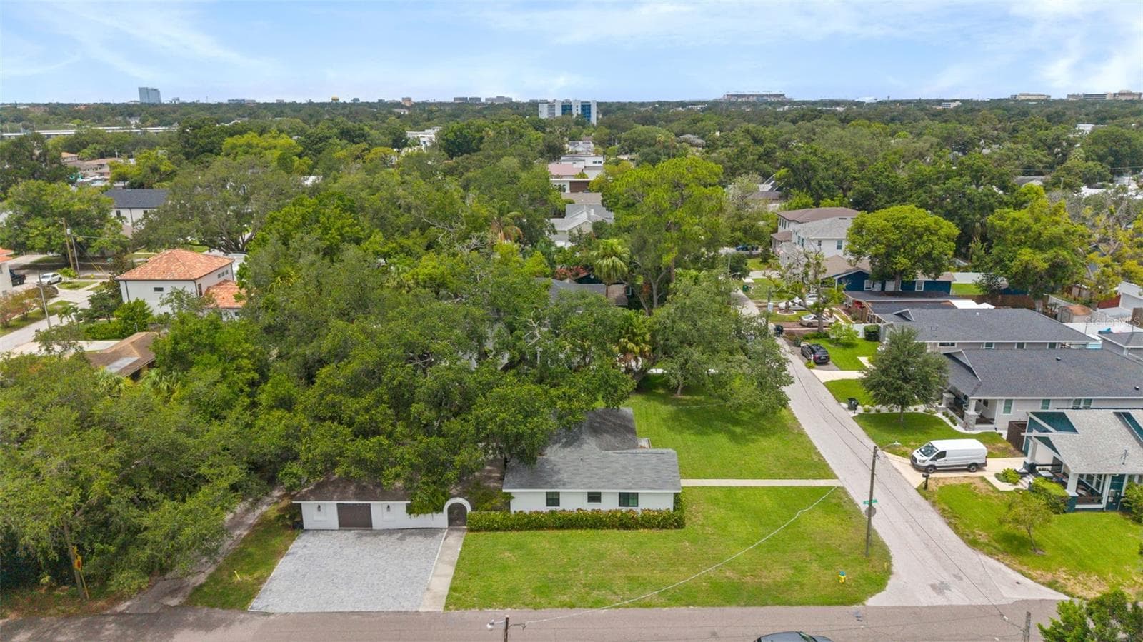 Single Family Residence at 802 W CORAL ST, TAMPA, photo 8 of 58