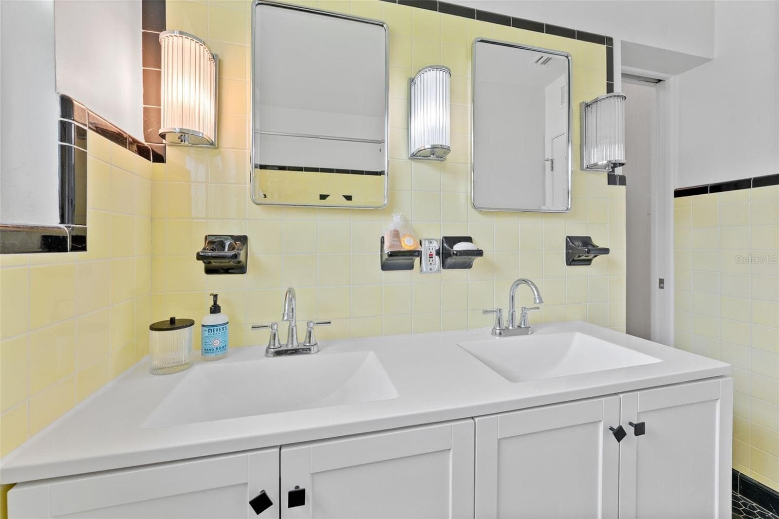 Single Family Residence at 802 W CORAL ST, TAMPA, photo 24 of 58
