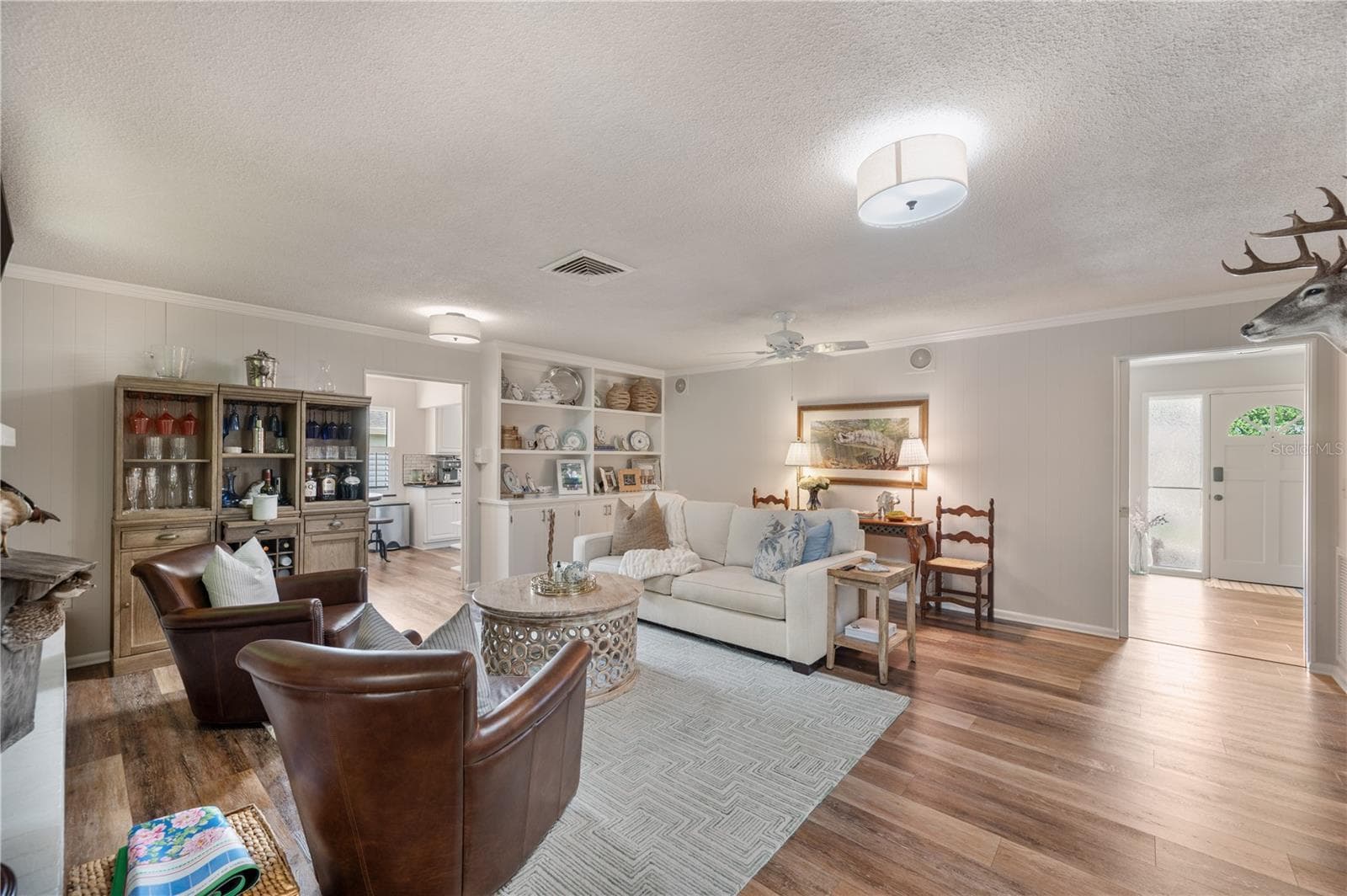 The family room featuring the flow into the kitchen and foyer - 1211 HUNT AVE, LAKELAND