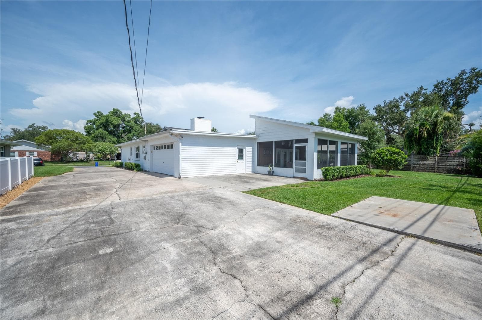 The 2 car garage is spacious, also there is plenty of extra parking for your boat, RV/camper or extra cars. - 1211 HUNT AVE, LAKELAND