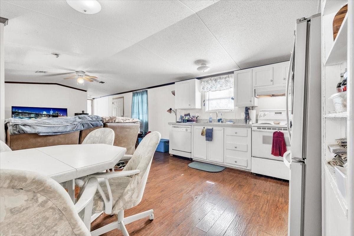 Manufactured Home at 1169 LAFAYETTE ST, PUNTA GORDA, photo 7 of 31