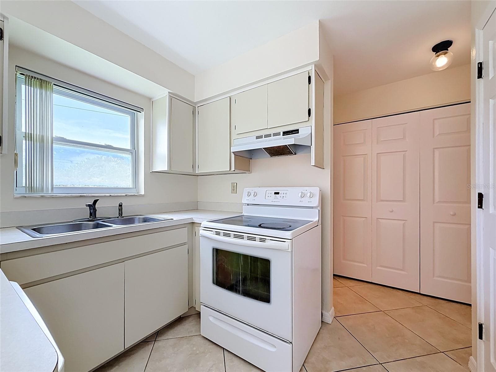 Townhouse at 1718 ADAMS CIR S, LARGO, photo 10 of 57