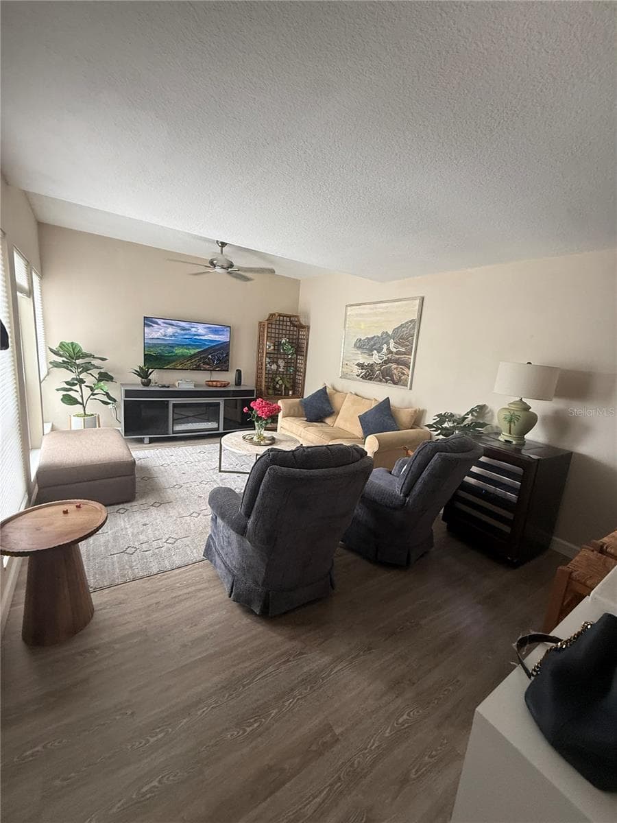 Lots of natural light in Living room - 315 MEDALLION BLVD #H, MADEIRA BEACH