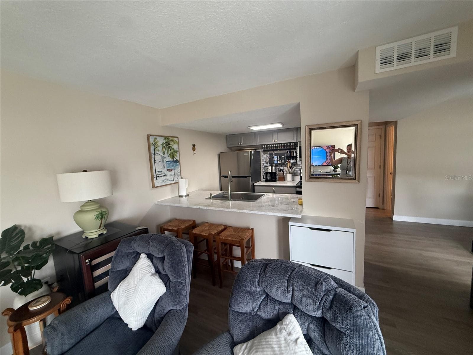Enjoy meals at the kitchen counter - 315 MEDALLION BLVD #H, MADEIRA BEACH