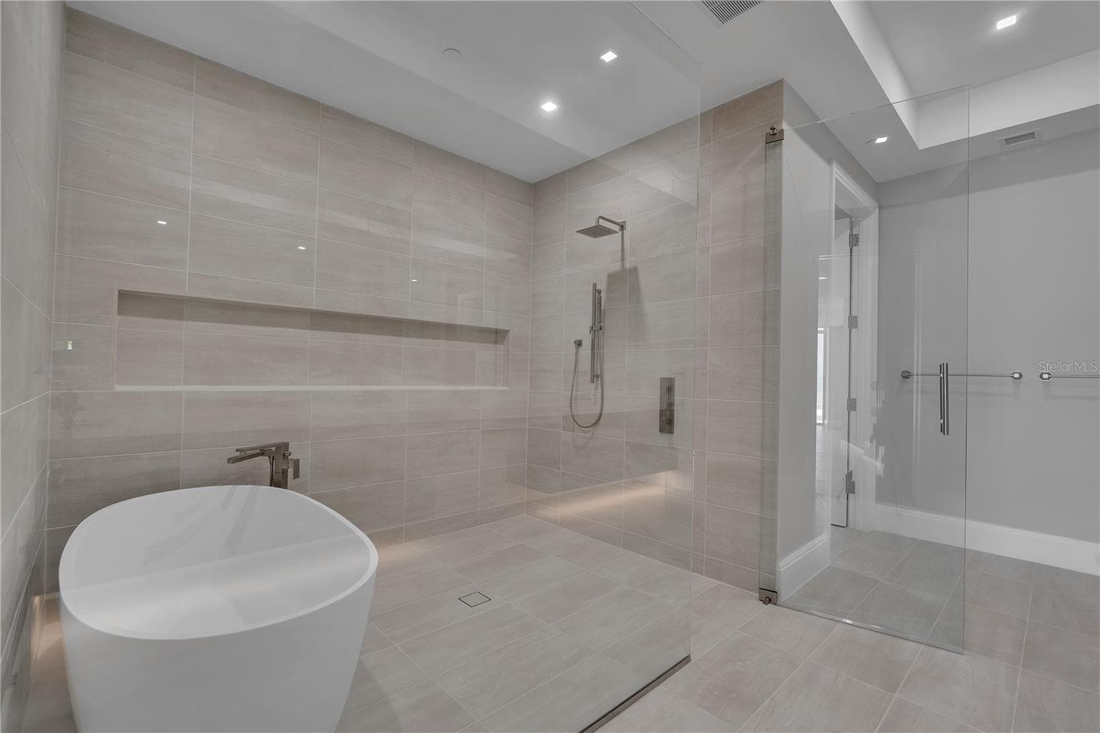 Primary Shower & Tub - 70 AVENIDA VENECCIA #202, SARASOTA