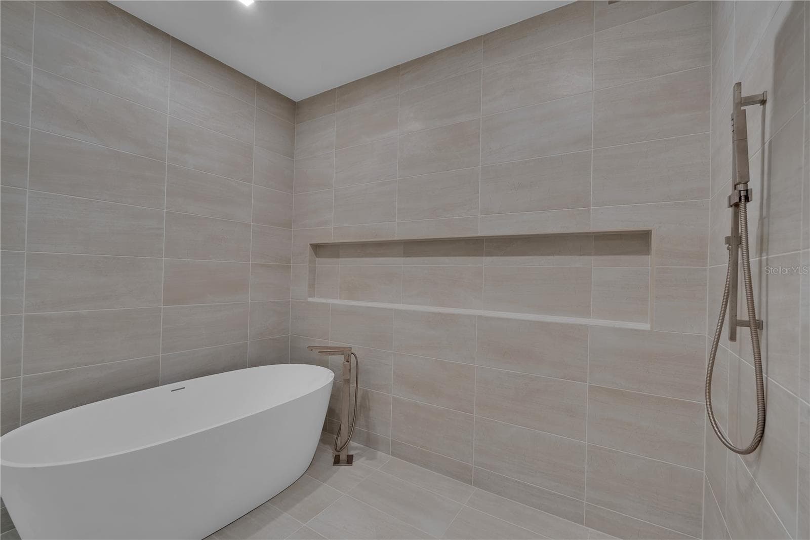 Primary Shower & Tub - 70 AVENIDA VENECCIA #202, SARASOTA