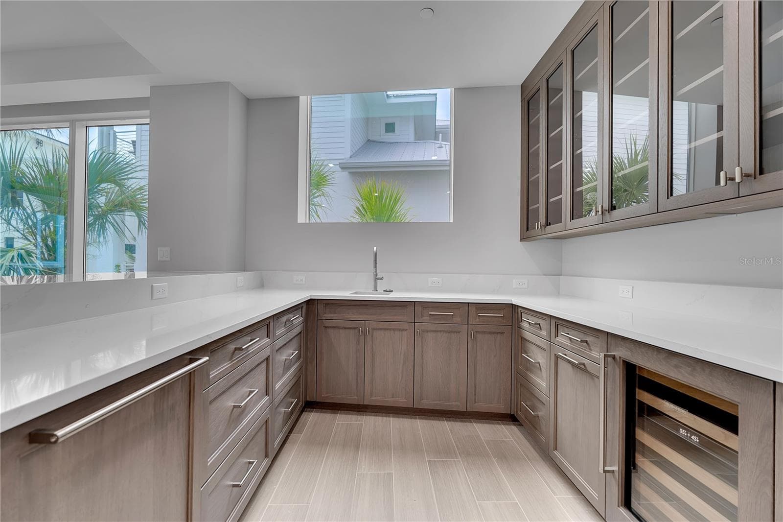 Bar with storage and wine fridge - 70 AVENIDA VENECCIA #204, SARASOTA