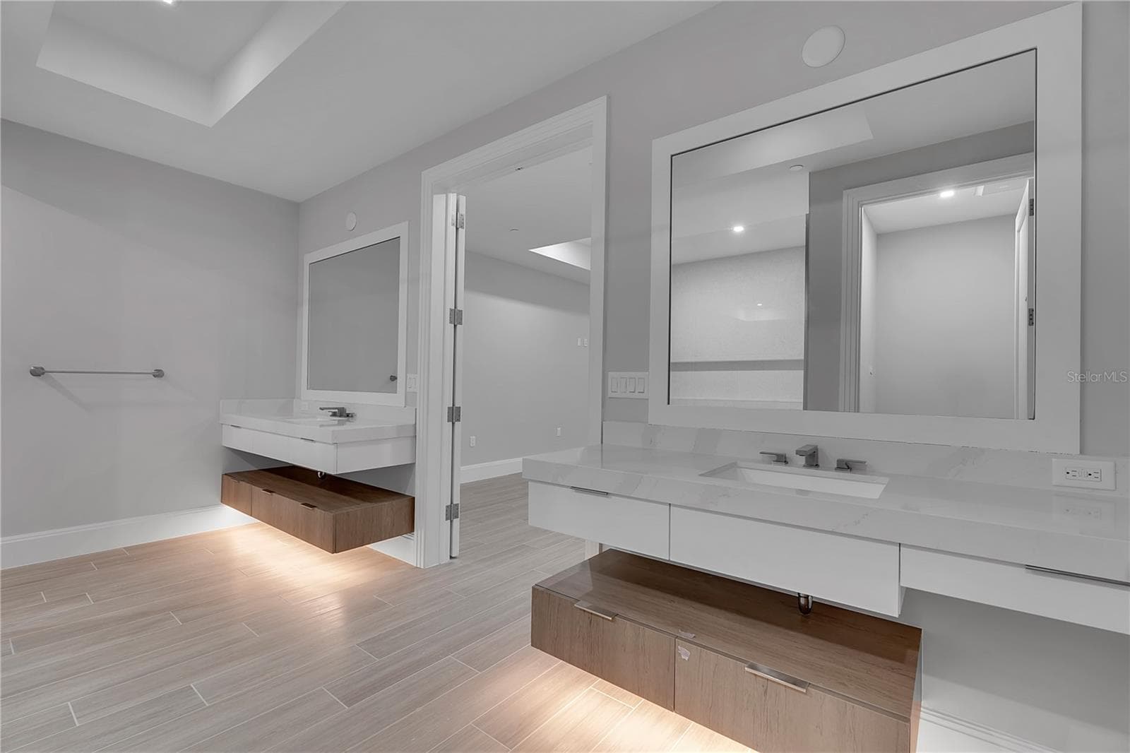 Double Vanity - 70 AVENIDA VENECCIA #204, SARASOTA